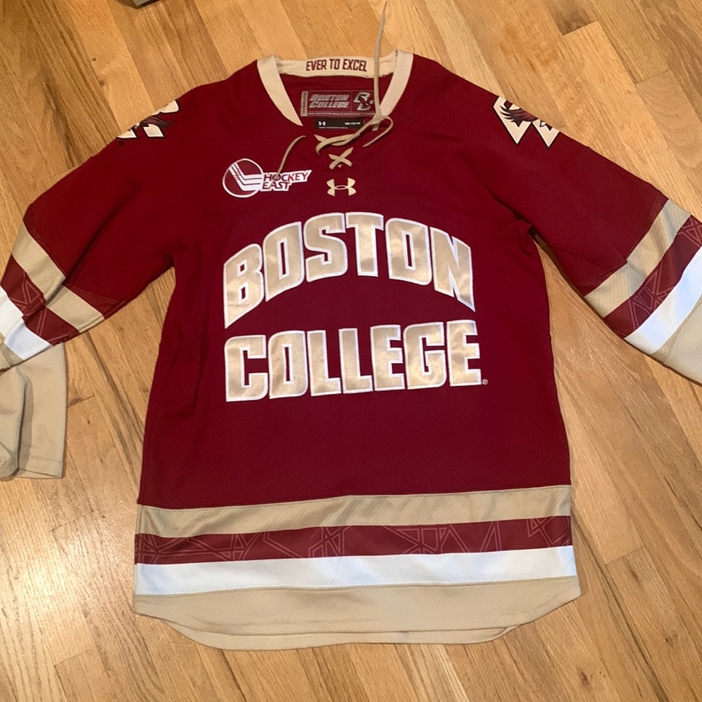Size medium hockey jersey. Worn once. Great condition.